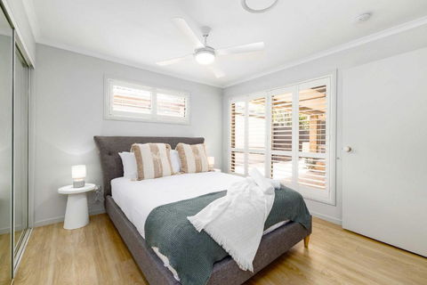 NEW 3BR Serene Creekside Retreat In Helensvale - Accommodation Rockhampton 1
