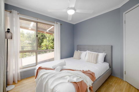 NEW 3BR Serene Creekside Retreat In Helensvale - Accommodation Rockhampton 2