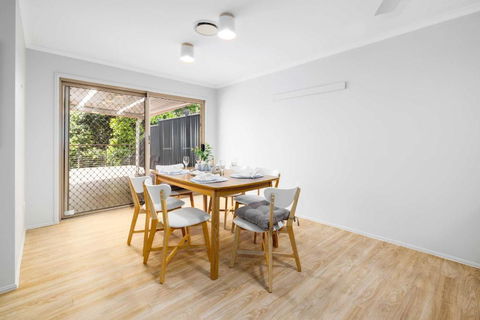 NEW 3BR Serene Creekside Retreat In Helensvale - Accommodation Rockhampton 3