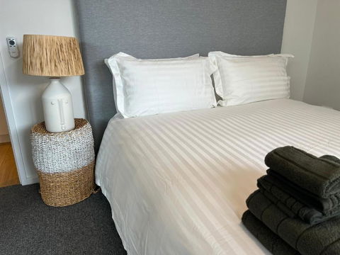 NEW BOUTIQUE 1bd Apt - Accommodation Rockhampton 3
