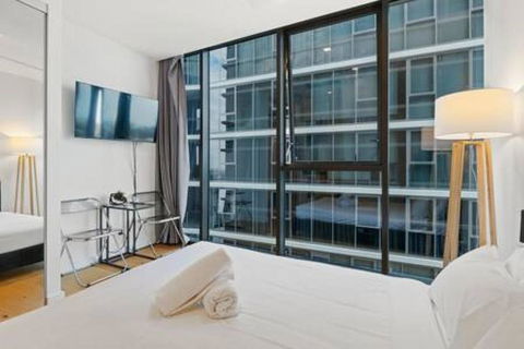 NEW Centrally Located High Level Studio Apartment - Accommodation Rockhampton 2