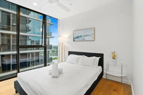 NEW Centrally Located High Level Studio Apartment - Accommodation Rockhampton 3