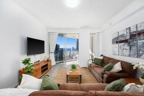 NEW Chevron Ocean Views Central Surfers. - Accommodation Rockhampton 2