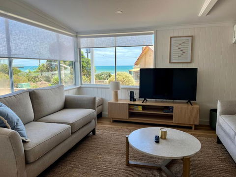 NEW Magpie Sands - 3 Bedroom Home - Downstairs Only, 1 Min Walk To Aldinga Beach - Accommodation Rockhampton 2
