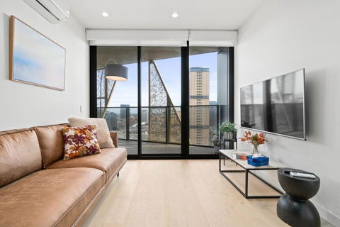NEW Skyline View Luxury Apt Homey Heart Of ADL - Accommodation Rockhampton 0