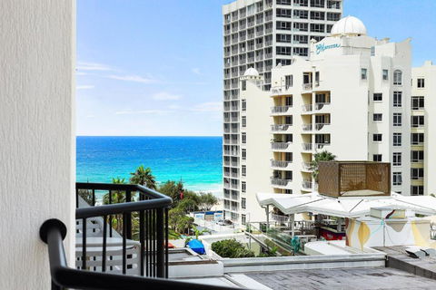 NEW Stunning Central Surfers Studio Apartment. - Accommodation Rockhampton 1