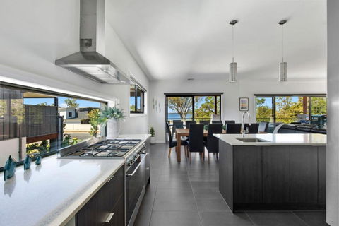 NEW - Sunrise Waters Holiday House - Accommodation Rockhampton 1
