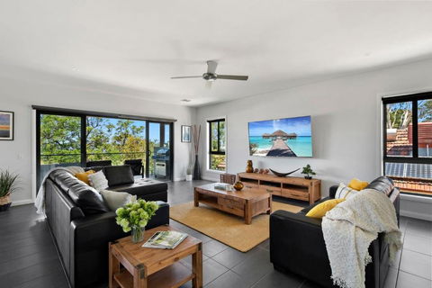 NEW - Sunrise Waters Holiday House - Accommodation Rockhampton 2