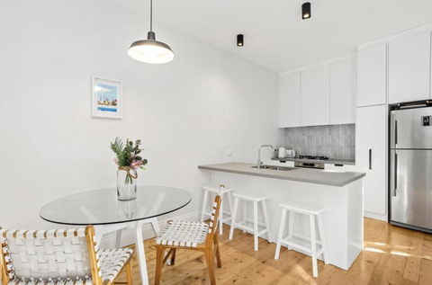 NEWLY RENOVATED LARGE 3.5 BDRM HOUSE! BEST OF MELB - Accommodation Rockhampton 2