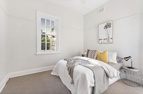 NEWLY RENOVATED LARGE 3.5 BDRM HOUSE! BEST OF MELB - Accommodation Rockhampton 3