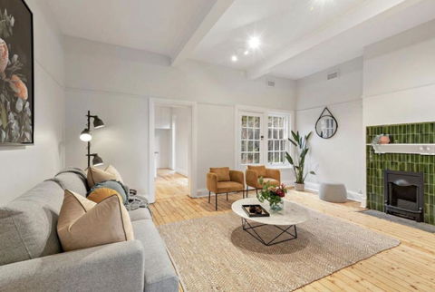 NEWLY RENOVATED LARGE 3.5 BDRM HOUSE! BEST OF MELB - Accommodation Rockhampton 0