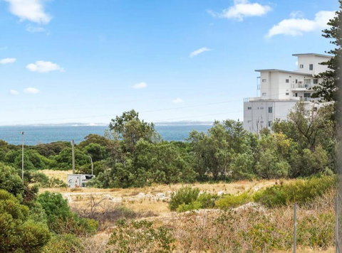 North Coogee Escape 2B2B - Accommodation Rockhampton 0