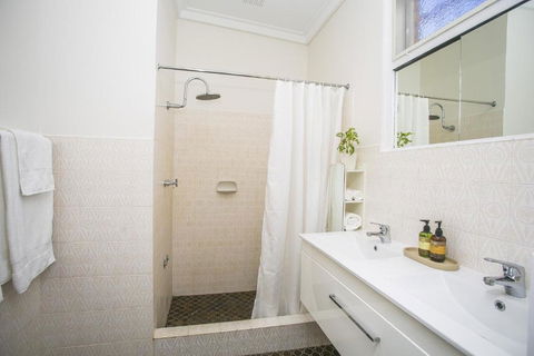 NOR214 - Northstead Coastal Charm - Accommodation Rockhampton 3