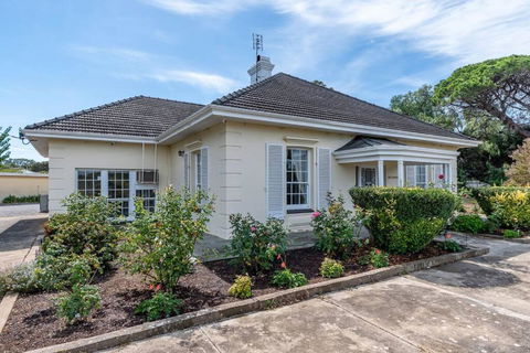 Normanville, Large Historic Three Bedroom Home - Accommodation Rockhampton 0
