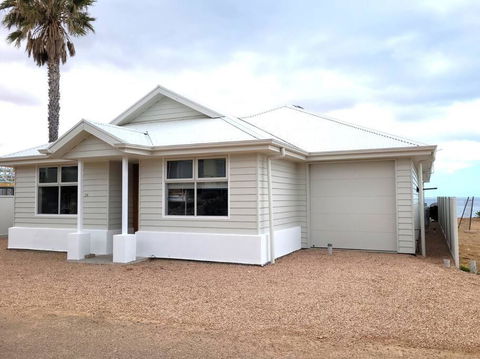 North Beach Hamptons - Accommodation Rockhampton 1