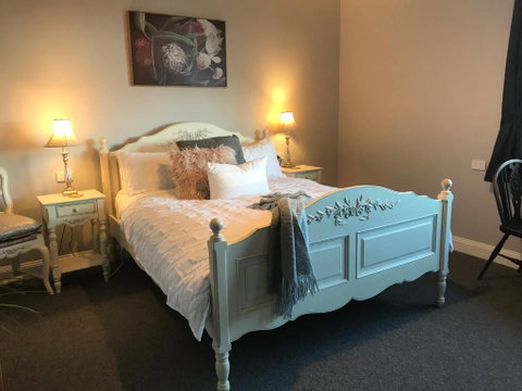 Number 10 -Queen Room With B/fast - Accommodation Rockhampton 2