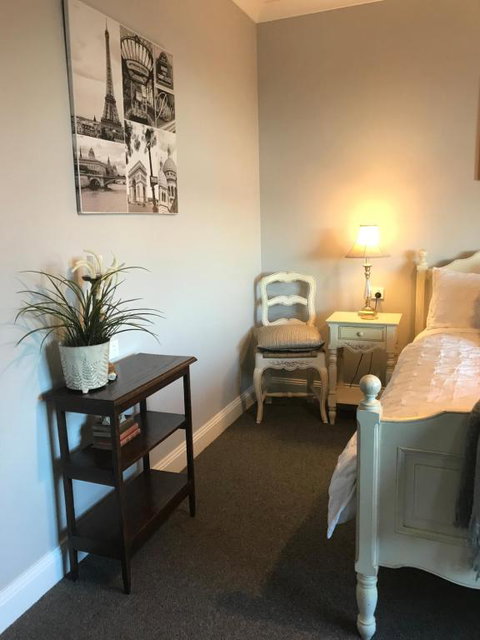 Number 10 -Queen Room With B/fast - Accommodation Rockhampton 3