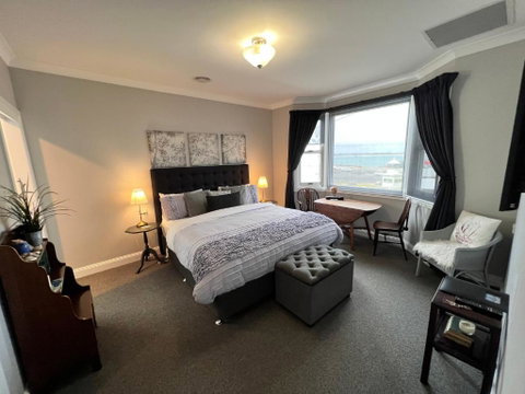 Number 10 -King Bed With Breakfast - Accommodation Rockhampton 0