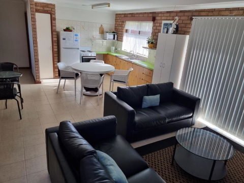 Ocean Beach Chalet 16 - Accommodation Rockhampton 2