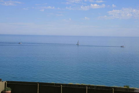 Ocean Blue KI. Absolute Ocean Front, Free WiFi - Accommodation Rockhampton 3