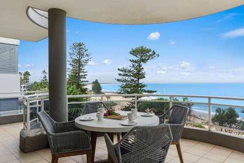 Ocean Vista Escape - A Lofty Beachfront Penthouse - Accommodation Rockhampton 1