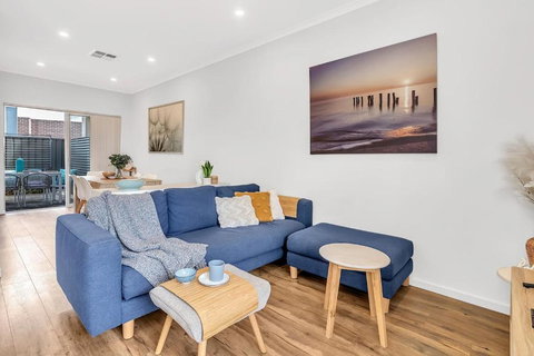 Oceanside At Christies Beach - Contemporary Comfort - Accommodation Rockhampton 2