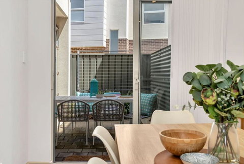 Oceanside At Christies Beach - Contemporary Comfort - Accommodation Rockhampton 3