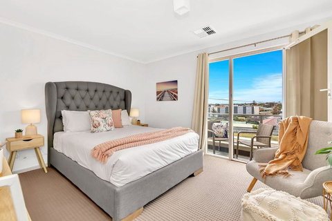 Oceanside At Christies Beach - Contemporary Comfort - Accommodation Rockhampton 0