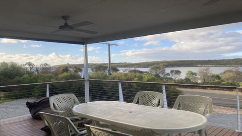 Off The Net - New Listing - Esplanade Property With Views Of The Channel - Accommodation Rockhampton 1