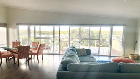 Off The Net - New Listing - Esplanade Property With Views Of The Channel - Accommodation Rockhampton 2