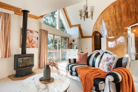 Olinda Enchanted Tower Spa Gas Log Fire And Netflix - Accommodation Rockhampton 0