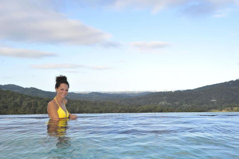 On Eagle Wings Mountain Retreat & Spa - Accommodation Rockhampton 2