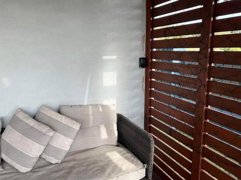 One Bedroom CBD Unit, Walk To Beaches & Cafes - Accommodation Rockhampton 3