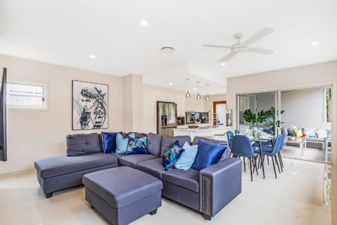 Park Avenue Luxe Townhouse Brand New Sleeps 9 - Accommodation Rockhampton 1