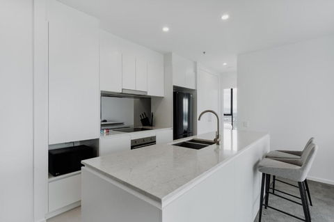 Panoramic Lake View 2-Bed With Pool, Gym And BBQ - Accommodation Rockhampton 2