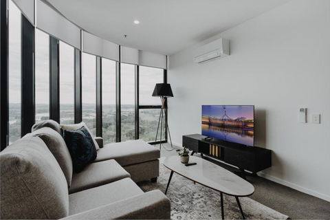 Panoramic Lake View 2-Bed With Pool, Gym And BBQ - Accommodation Rockhampton 1