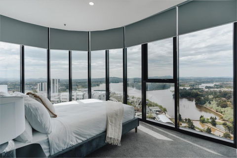 Panoramic Lake View 2-Bed With Pool, Gym And BBQ - Accommodation Rockhampton 0