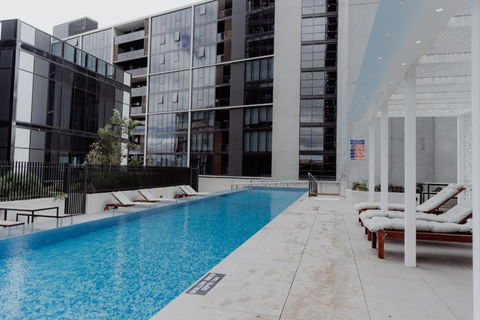 Panoramic Lake View 2-Bed With Pool, Gym And BBQ - Accommodation Rockhampton 3