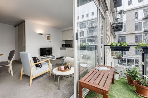 Parade Place - A Central Balcony Stay - Accommodation Rockhampton 0