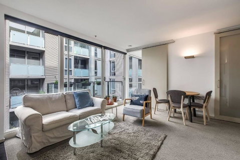 Parade Place - A Central Balcony Stay - Accommodation Rockhampton 1