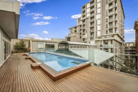Parade Place - A Central Balcony Stay - Accommodation Rockhampton 2
