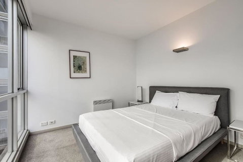Parade Place - A Central Balcony Stay - Accommodation Rockhampton 3