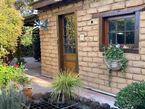 Patricias Garden Studio - Accommodation Rockhampton 1