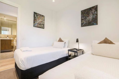 Peaceful 2 Bedroom Unit With Free Parking - Accommodation Rockhampton 3