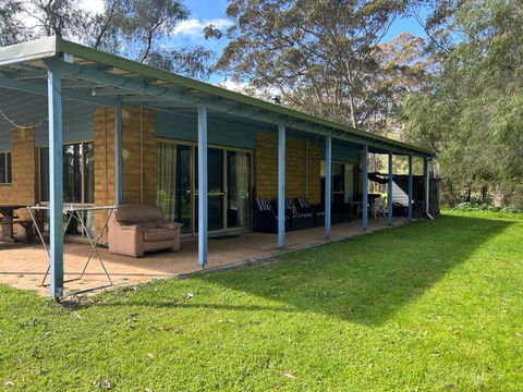 Peacock - Accommodation Rockhampton 2