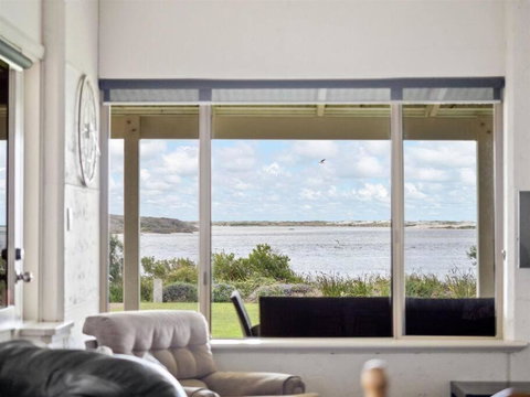 Pelicans View A Riverside Retreat - Accommodation Rockhampton 3