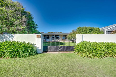 Peaceful Seaside Cottage - Accommodation Rockhampton 0