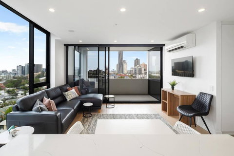 Perfect Haven In Spring Hill 2B1B And Parking - Accommodation Rockhampton 0