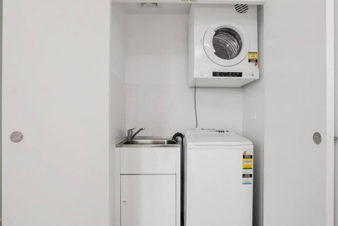 Perfect Large One Bedroom Plus Study - ALB09518 - Accommodation Rockhampton 3