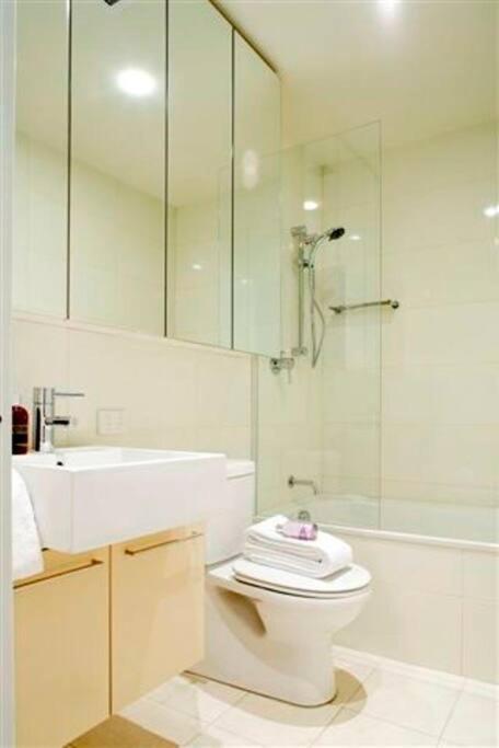 Perfectly Located Crows Nest Apartment C404 - Accommodation Rockhampton 2